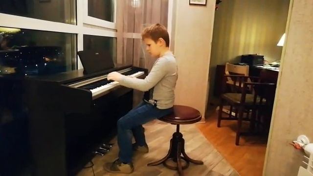 Сын играет на пианино. смотреть онлайн