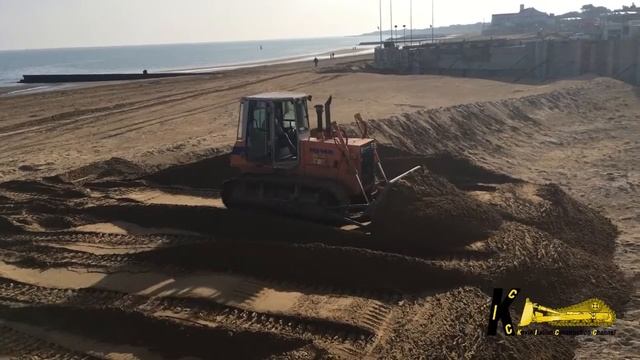 Fiat Hitachi FD145 Dozer Leveling the Beach смотреть онлайн