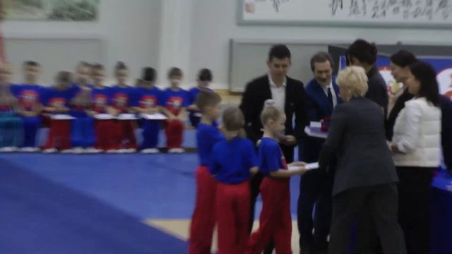 Школа МЭШ Посвящение учеников 1-го класса в спортсмены 2019 - вручение дипломов и книг. смотреть онлайн