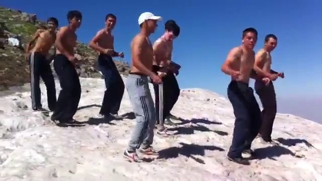 Дзюдоисты танцуют под Бионце в шымкенте в горах смотреть онлайн