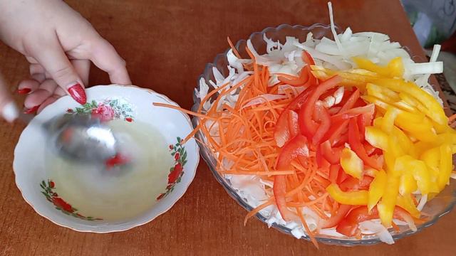 САЛАТ ИЗ КАПУСТЫ С БОЛГАРСКИМ ПЕРЦЕМ И МОРКОВЬЮ !!! легкий и вкусный салат . смотреть онлайн