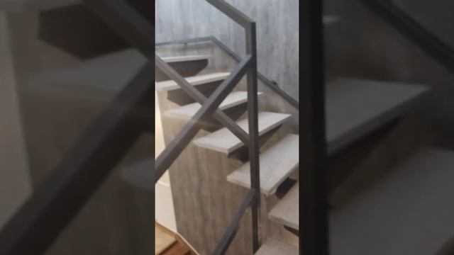 Лестница в стиле Лофт на моно-косоуре, краска матовый графит смотреть онлайн