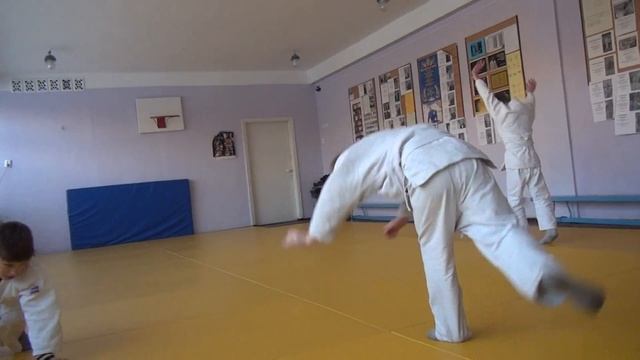 Колесо и рондат. Тренировка младшей группы. 16.12.16 смотреть онлайн