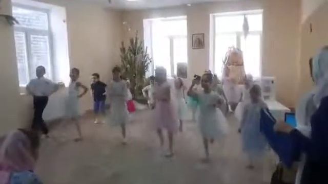Танец Елка шарики хлопушки смотреть онлайн