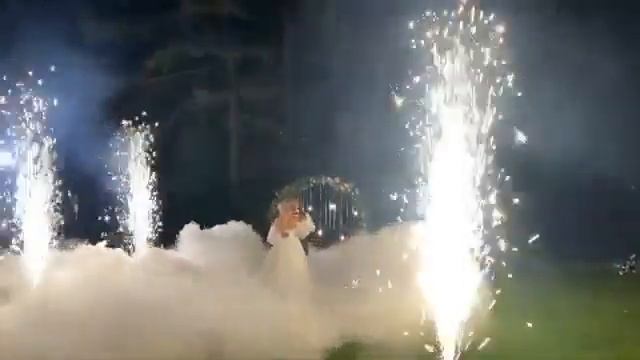 Тяжелый дым, пиротехнические фонтаны, пиротехническая вертушка. смотреть онлайн