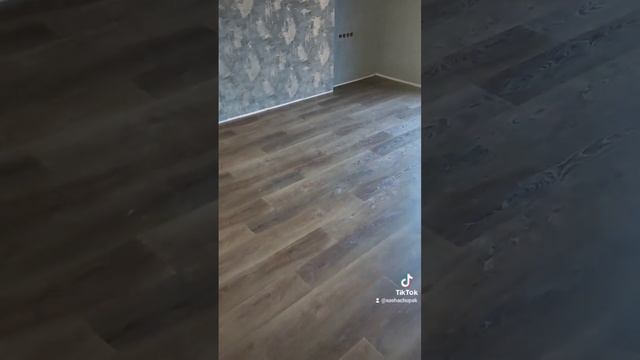 Преклеювання клейового вінілу на стяжку