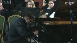 Симфонический оркестр Санкт-Петербурга под управлением С.Стадлера. Солист Серафим Цикулаев.