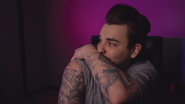 Юлик набил себе новую татуировку смотреть онлайн