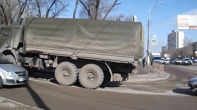 Грузовик едет по дороге. Настоящий грузовик смотреть онлайн