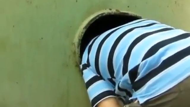 Поет Аве Мария в цистерне смотреть онлайн