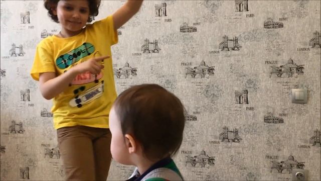 Смешные детские танцы Crazy babies dance смотреть онлайн