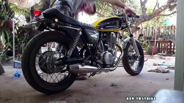 Yamaha SR400 exhaust sound and fly by смотреть онлайн