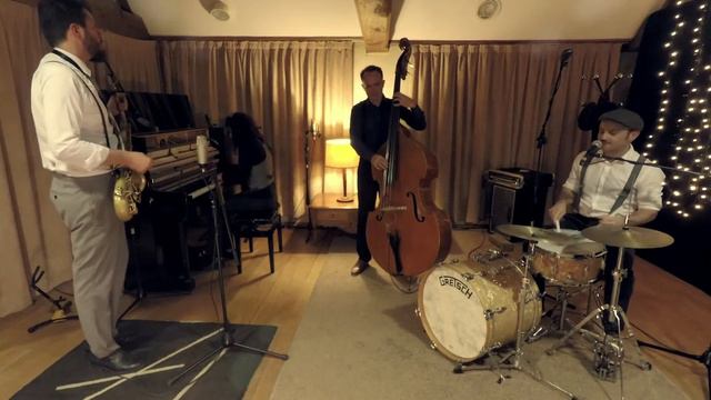 Atomic Cocktail ( Slim Gaillard cover ) смотреть онлайн