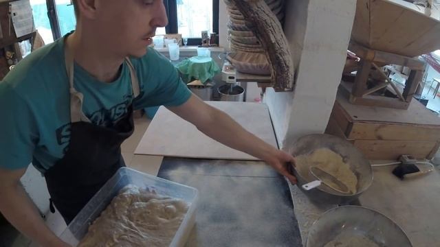 Выпечка пшеничного цельнозернового хлеба в Русской печи. Подробный рецепт от Олега Пекаря. 36 мин. смотреть онлайн