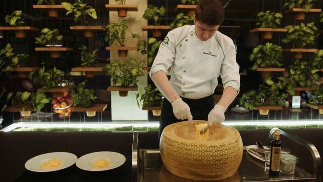 ПАСТА В ГОЛОВКЕ СЫРА "ПАРМЕЗАН" смотреть онлайн