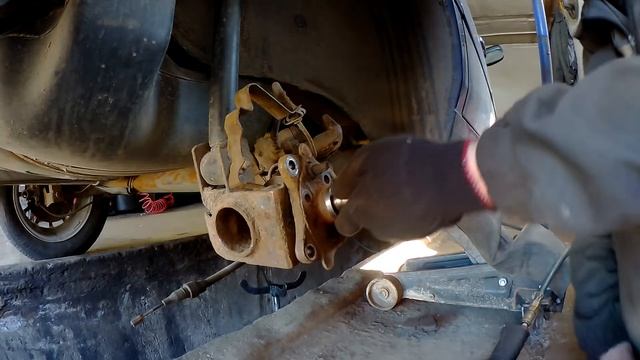 VW PASSAT B4/Замена кожуха заднего тормозного диска/Replacing the rear brake disc cover. смотреть онлайн