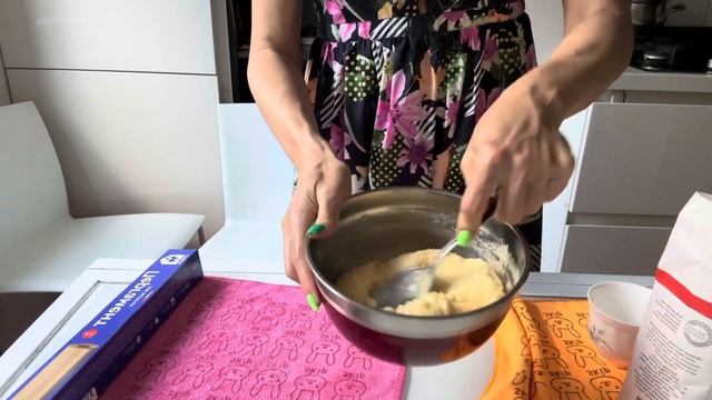 Это печенье закончится БЫСТРЕЕ,чем ОСТЫНЕТ ?Рецепт из СССР ?Беру всего ОДНО яйцо, творог… смотреть онлайн