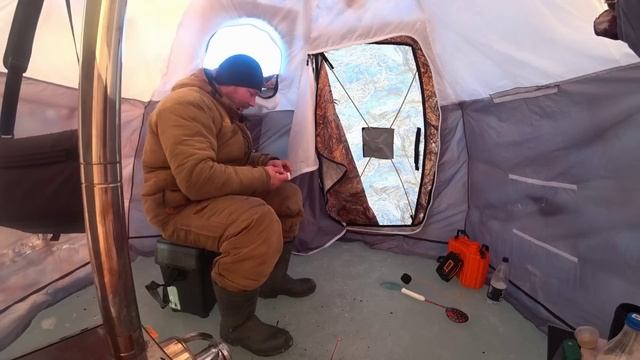 Зимняя рыбалка в затоне реки Оки ! Рыбалка с ночёвкой в палатке! смотреть онлайн
