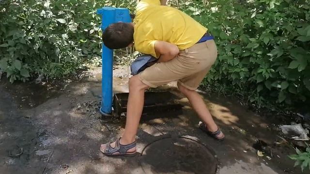 Туториал как пить воду из колонки! смотреть онлайн