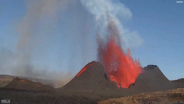 HUGE lava fountain, 300-400meters - Biggest so far? - Highlights! смотреть онлайн