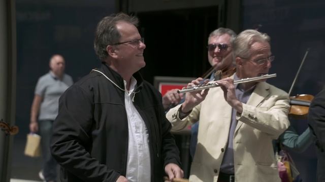 A surprise performance of Ravel's Bolero stuns shoppers! смотреть онлайн