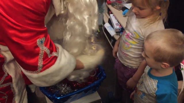 Настя и Никита играют дома с Дедом Морозом смотреть онлайн