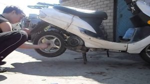 Как прикрутить колесо на скутере