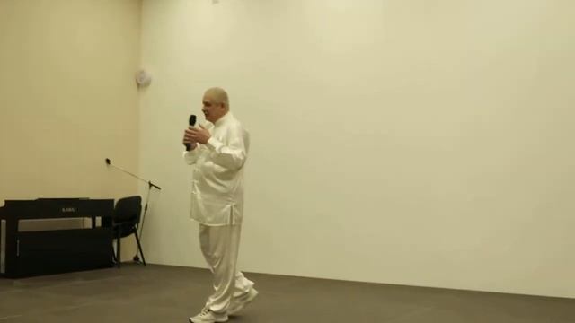 Арнольд Мартиросов демонстрирует приёмы и упражнения