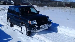 Паджеро пинин сел в глубоком рыхлом снегу.