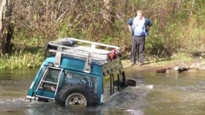 Nissan Safari - Сафарик штурмует реку. Сначала без блокировок.