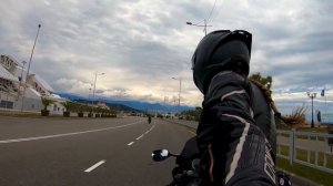 мотодевушка едет на мотоцикле в сочи