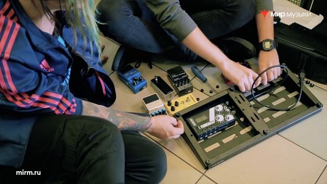 Никита Марченко и Юрий Малеев собирают педалборд Rockboard смотреть онлайн