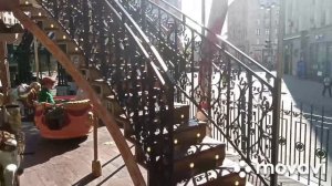 Бесплатный аттракцион для детей и взрослых на Тверской улице - карусель. Москва 2023