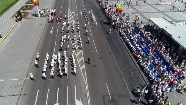Театрализованное шествие по Первомайской: могилевчане отмечают юбилей города смотреть онлайн