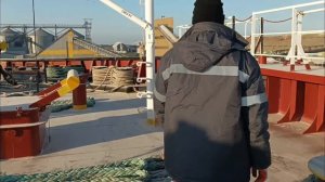 ЖИТЬ В МОРЕ ВАХТА МАТРОСА КАК НАБИВАТЬ КОНЦЫ РАБОТА НА ТУРАЧКАХ ЧТО ДЕЛАЕТ НА ТРАПНОЙ ВАХТЕ МАТРОС