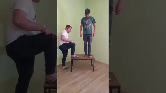 Какой вес выдержал маленький журнальный стол? смотреть онлайн