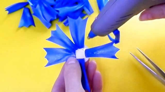 DIY Василёк из атласной ленты | Цветы канзаши | Cornflower of satin ribbons | Flowers kanzashi смотреть онлайн