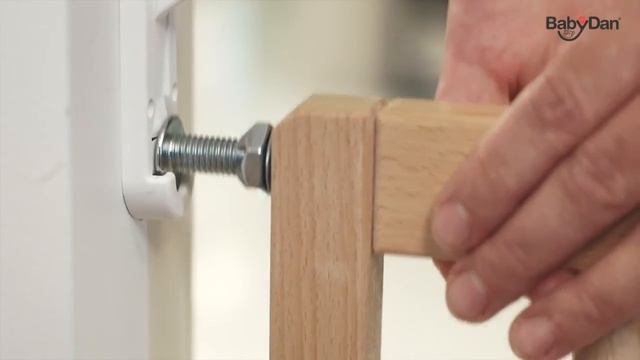 Multidan Wood Safety gate from Baby Dan смотреть онлайн