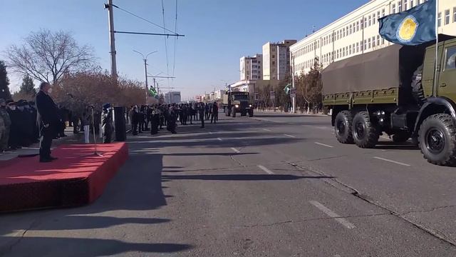 Urganch shahrida 14-yanvar Vatan himoyachilari kuniga bag'ishlab parad o'tkazildi. (2021) смотреть онлайн