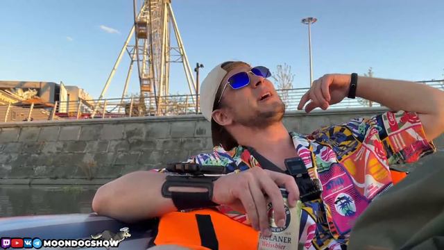 Тусим в лодке на реке в центре города | Салют с воды в 19 МСК! смотреть онлайн