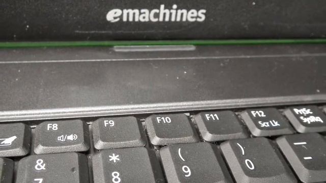 P63133 - EMachine E528 Laptop 16.9 Screen Intel T3500 2GB RAM, 320GB HDD WINDOWS 7. GREAT