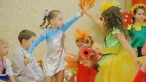 Осенний танец с листочками в детском саду. Старшая группа.