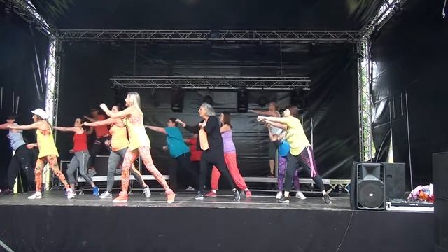 Zumba à Liège - warm up 3 - Clap Snap - Icona Pop смотреть онлайн