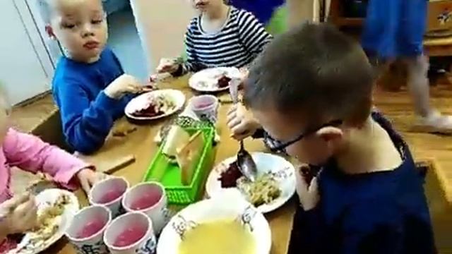 Обед во 2-й младшей смотреть онлайн