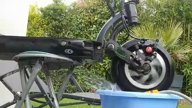 Электросамокат. Тест крыла от воды. смотреть онлайн