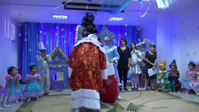 Сюрпризный момент с Большой Рукавичкой на новогоднем утреннике