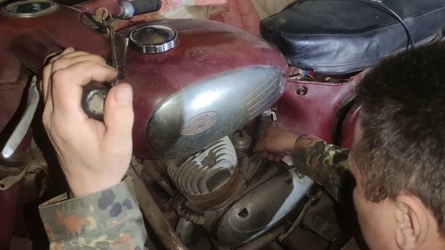 ЯВА/JAWA 360 старушка 1972 года выпуска. ПЕРВЫЙ ЗАПУСК #jawa350 #явастарушка смотреть онлайн