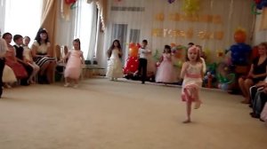 Танец с малышами на выпускном в детском саду