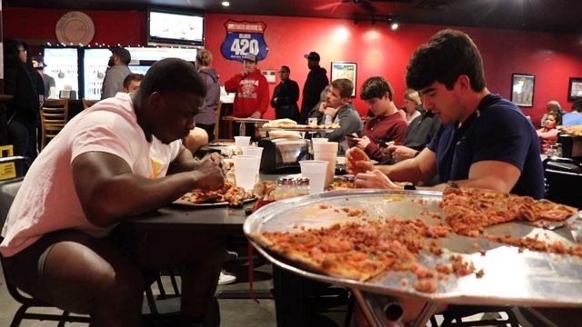 BIG PIE IN THE SKY CHALLENGE! MAN VS FOOD, 11 POUND PIZZA! смотреть онлайн