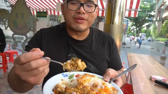 Eating At MARK WIENS Restaurant смотреть онлайн